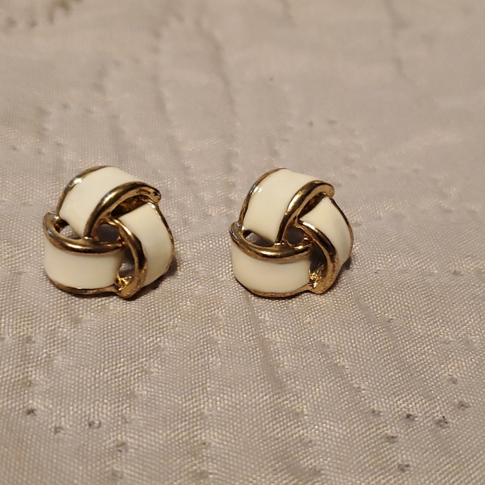 Beautiful knot earrings